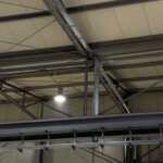Wichtig ist uns, dass die Schraubbefestigungen der Kabelbahnen an der Hallenkonstruktion, den permanenten Erschütterungen/Bewegung der Hallenkonstruktion durch die Kranbahn dauerhaft stand hält. Dies haben wir durch besondere Schraubensicherungen gewährleistet.